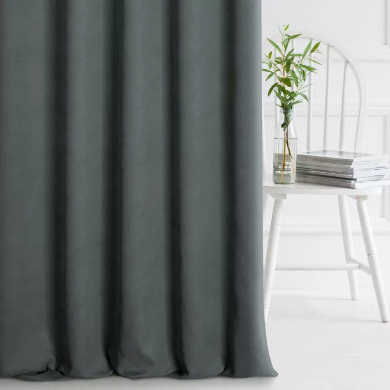 Zasłona szyta na przelotkach DORA - HIT grafitowa z miękkiej tkaniny o welurowej strukturze