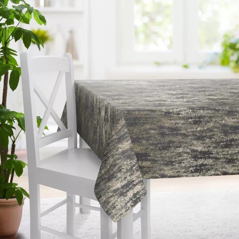 Obrus szyty grafitowo złocisty z grubej, welwetowej tkaniny z efektem przecieranego wzoru, zdobiona delikatnie połyskującym nadrukiem