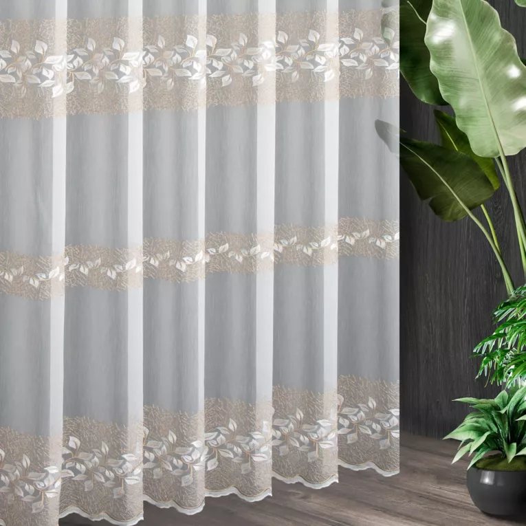 Tkanina firanowa z ozdobnym haftem