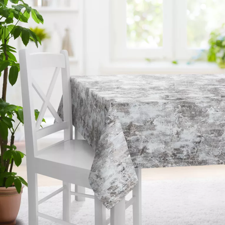 Obrus szyty beżowo złoty z welwetowej tkaniny z błyszczącym nadrukiem