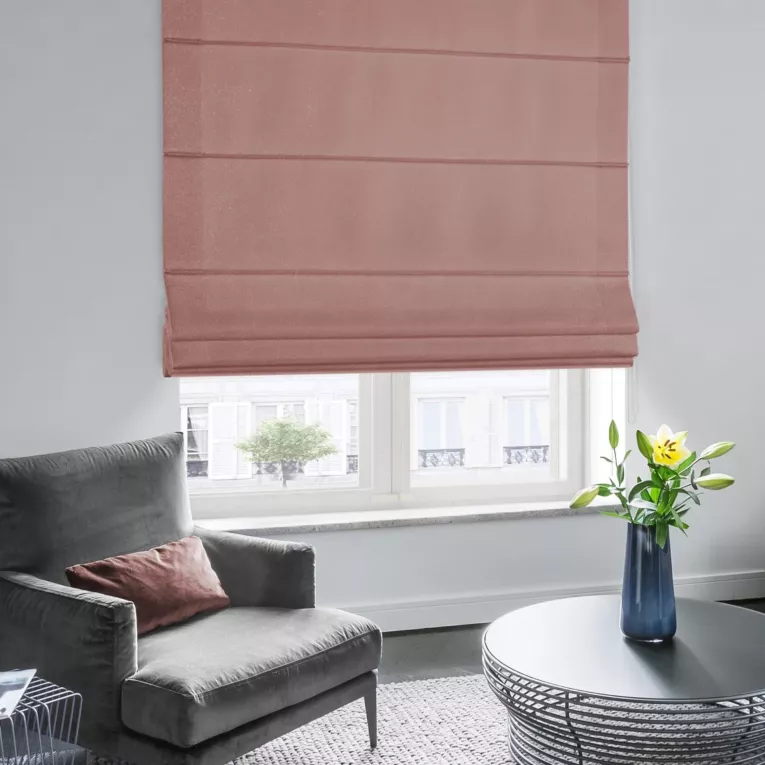 Roleta rzymska LUXOR wrzosowa z eleganckiej lśniącej tkaniny o drobnym splocie