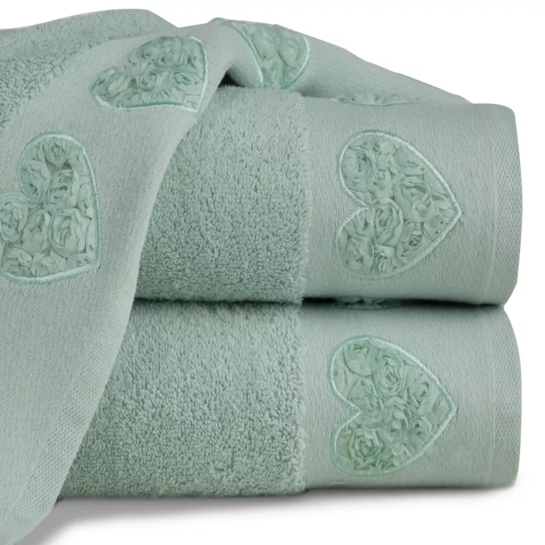 Ręcznik kąpielowy 50x90 cm bawełniany kolor miętowy z aplikacją serca na bordiurze 500 g/m2 KAMILA