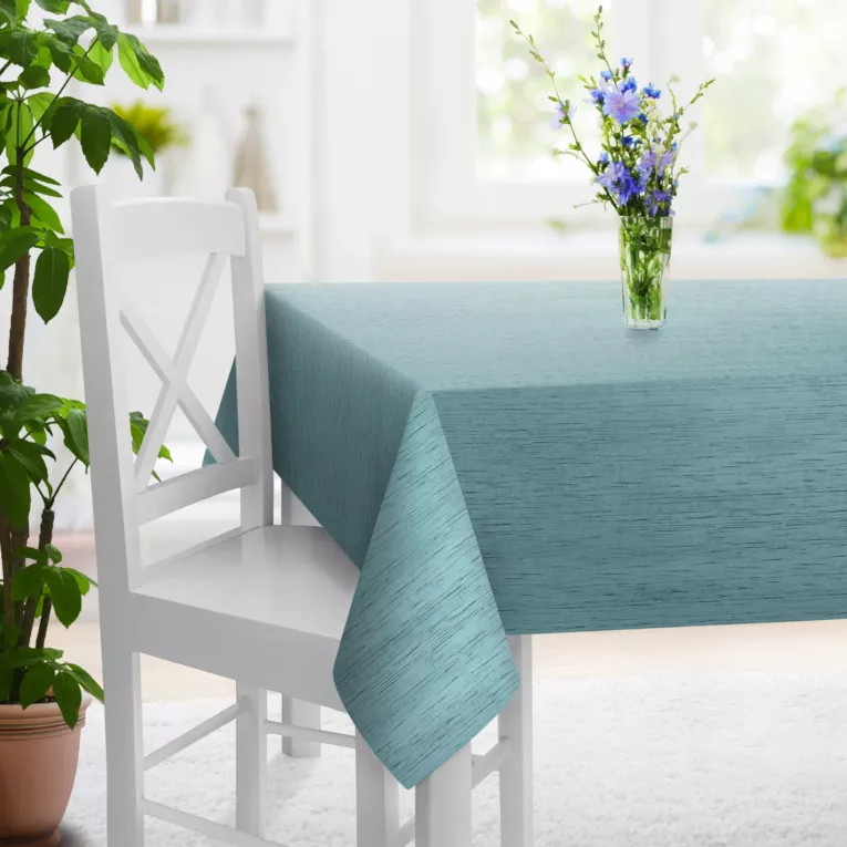 Obrus szyty jasnoturkusowy z tkaniny welwetowej w pionowe prążki, wykończona obciążnikiem