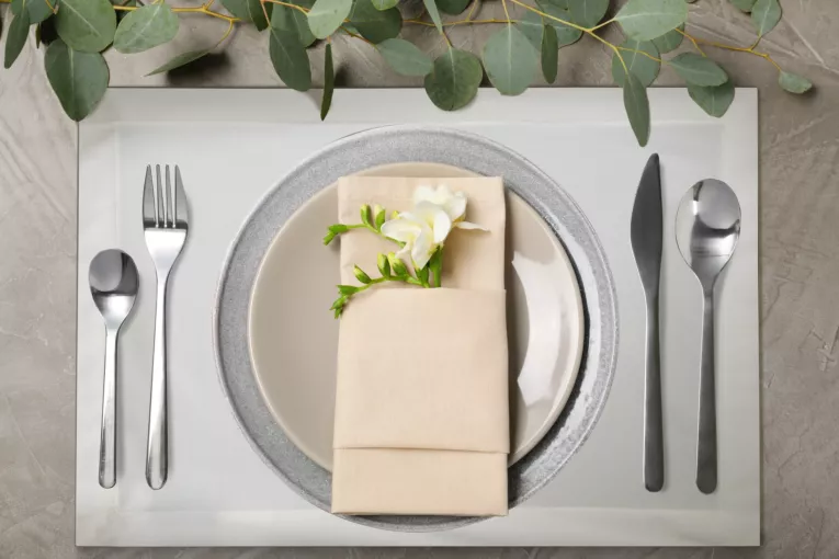 Komplet podkładek 4 szt biały 30x40 cm welwetowych MELINDA z ozdobną listwą