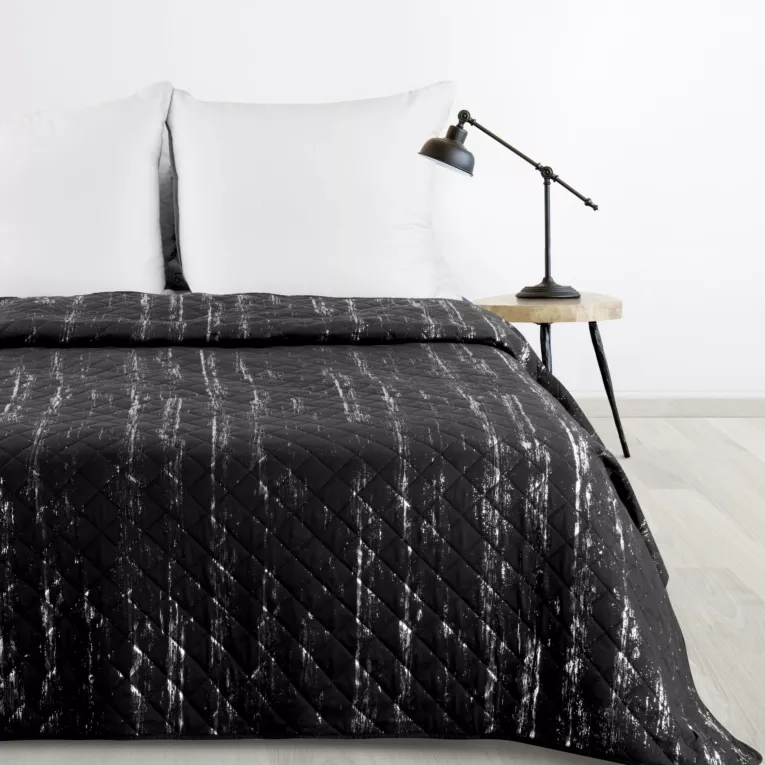 Narzuta czarno, srebrna 200x220 cm zdobiona przecieranym wzorem i pikowana metodą hot press BLINK 1 Design 91