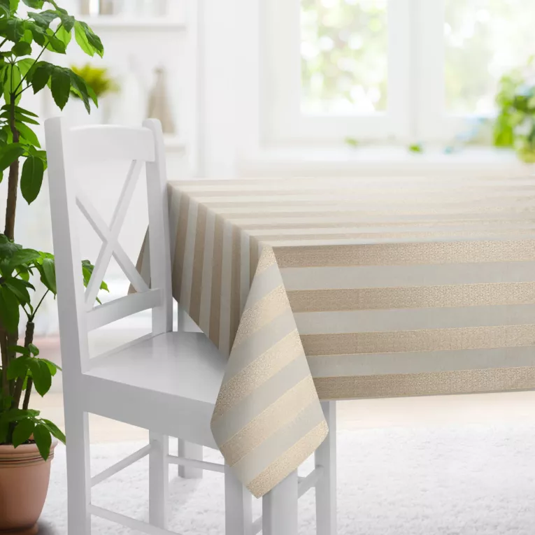 Obrus szyty złoty z szenilowej tkaniny w klasyczne pionowe pasy przetykane błyszczącą nicią