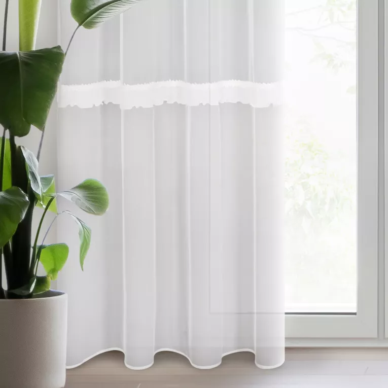 Firana biała zdobiona aplikacją w formie falbany z gipiurą 140x260 cm przelotka SOFI