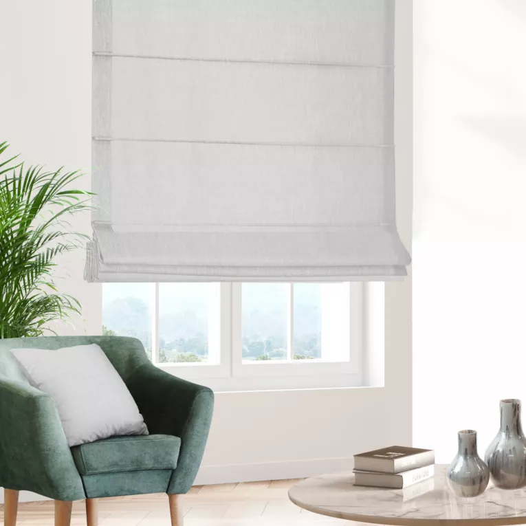 Roleta rzymska biała z tkaniny szenilowej o wyraźnym splocie