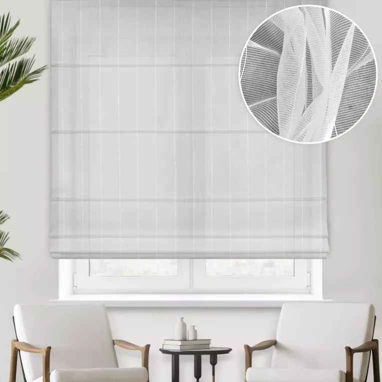 Roleta rzymska biała z połyskującej tkaniny peru, z cienkimi, pionowymi paseczkami