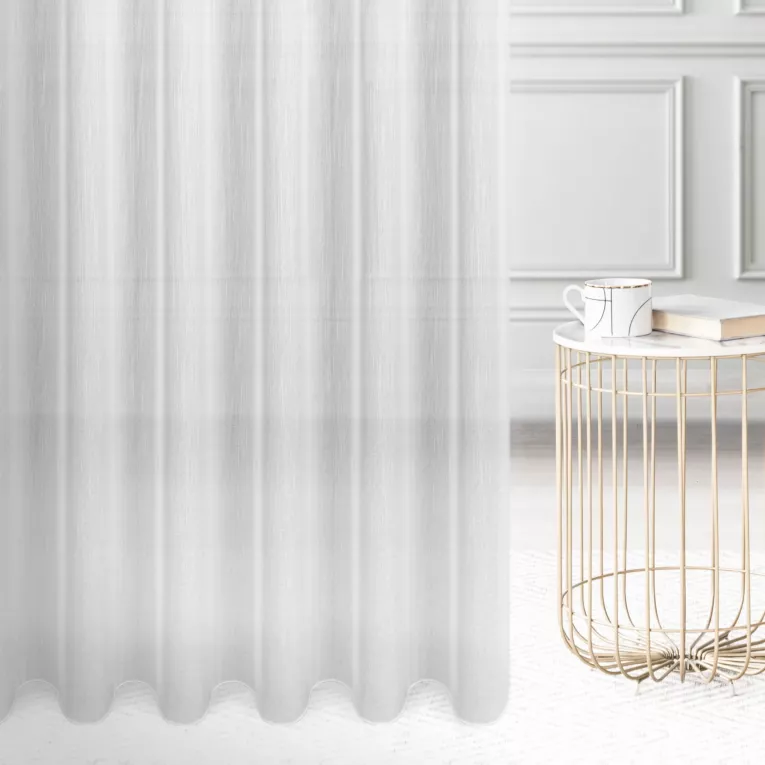 Firana szyta na taśmie 5 cm biała z delikatnej tkaniny o luźnym splocie, wykończona obciążnikiem