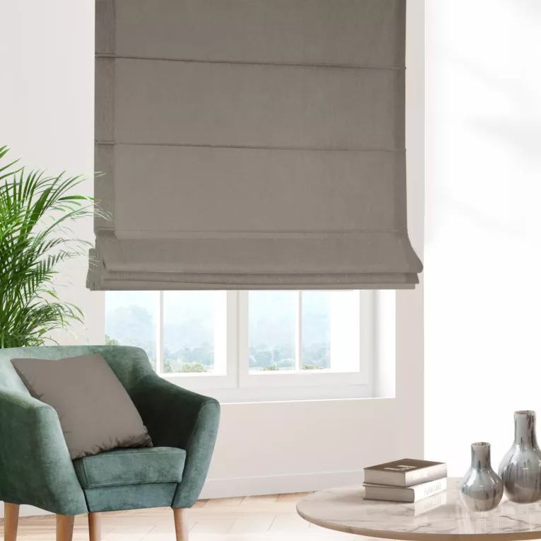 Roleta rzymska jasnobrązowa z tkaniny blackout zaciemniającej w 100% o naturalnej strukturze