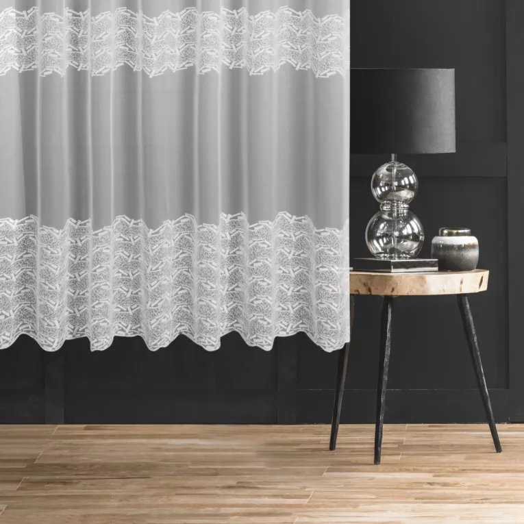 Firana szyta na taśmie fala biała z delikatnie połyskującej tkaniny PERU zdobionej haftem w drobny geometryczny wzór tworzący poziome pasy