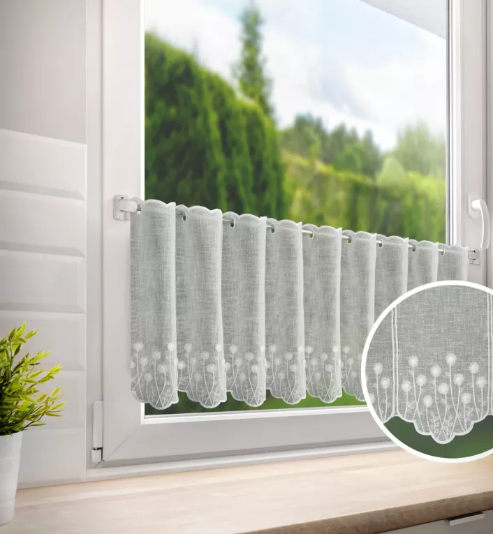 Tkanina firanowa zazdrostka z etaminy zdobiona haftem letnich kwiatów