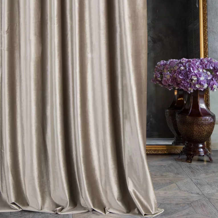 Zasłona szyta na taśmie 5 cm ITALIA brązowa z tkaniny welwetowej o delikatnym połysku