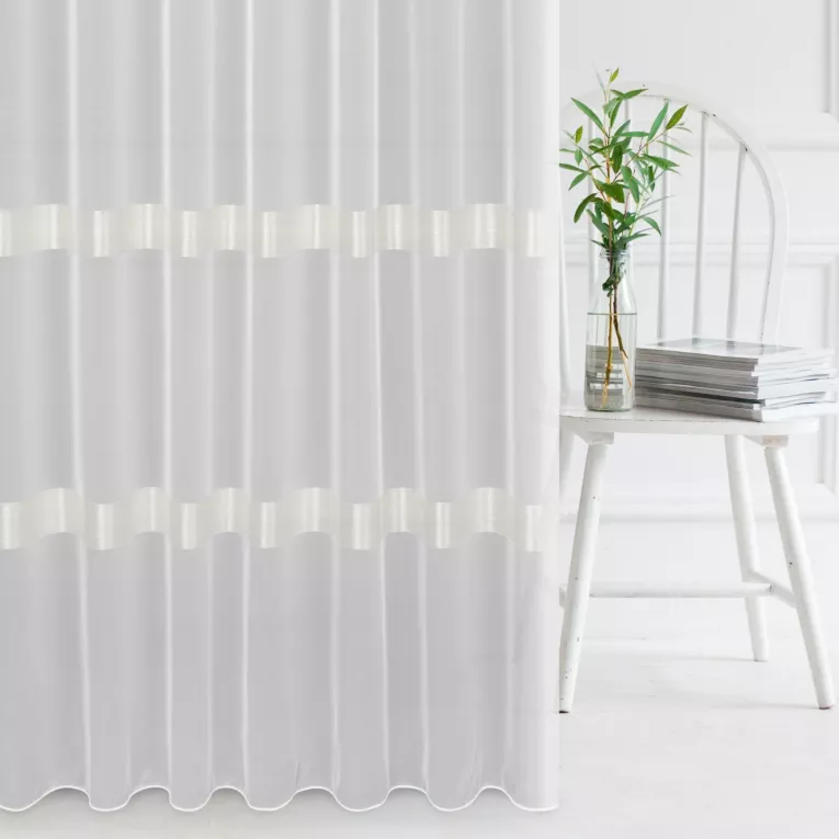Firana szyta na taśmie fala PILA biało szampańska z połyskliwej tkaniny ozdobionej błyszczącymi pasami, wykończona obciążnikiem