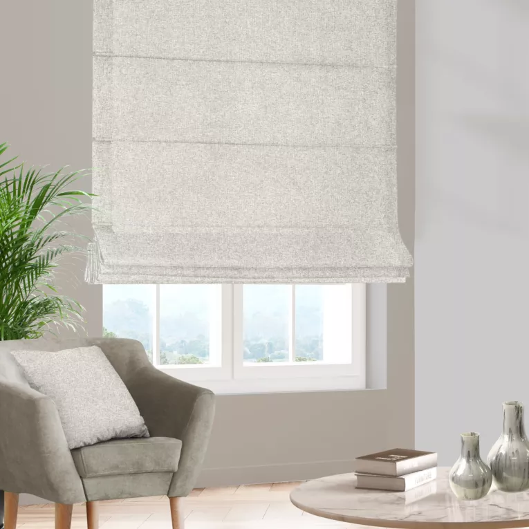 Roleta rzymska beżowa z tkaniny trudnopalnej, zaciemniającej, typu blackout z efektem melanżu