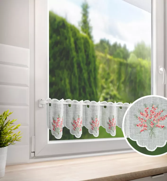 Tkanina firanowa zazdrostka z etaminy zdobiona kolorowym haftem