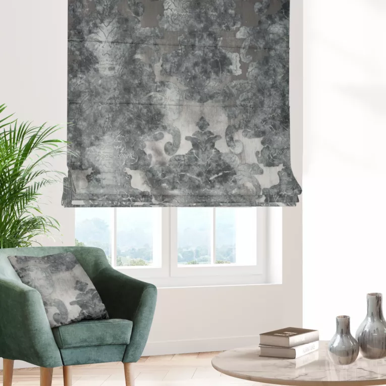 Roleta rzymska srebrno niebieska z miękkiej, welwetowej tkaniny w duży wzór ornamentowy Italissima Eva Minge