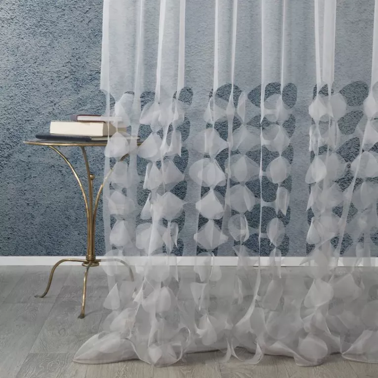 Tkanina firanowa z wycinanymi laserowo kółkami