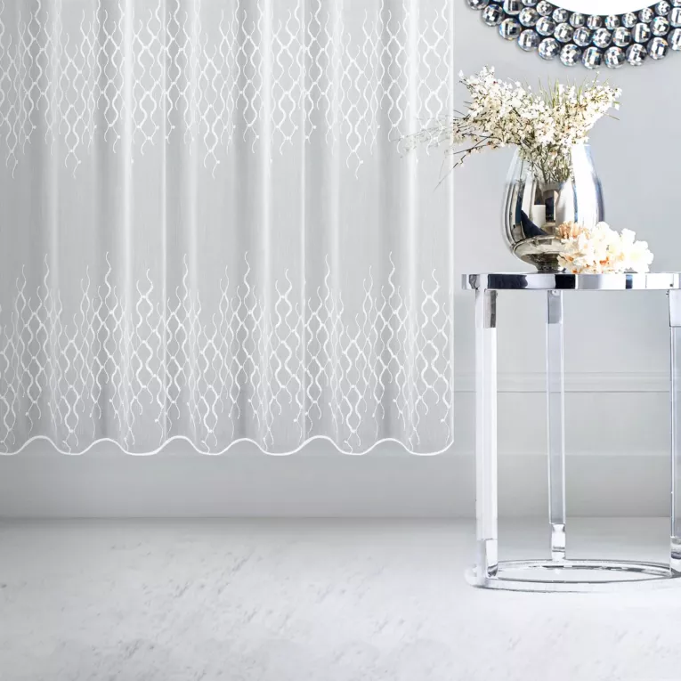 Firana szyta na taśmie 5 cm LEYA biała z matowej tkaniny haftowanej w pasowy geometryczny wzór