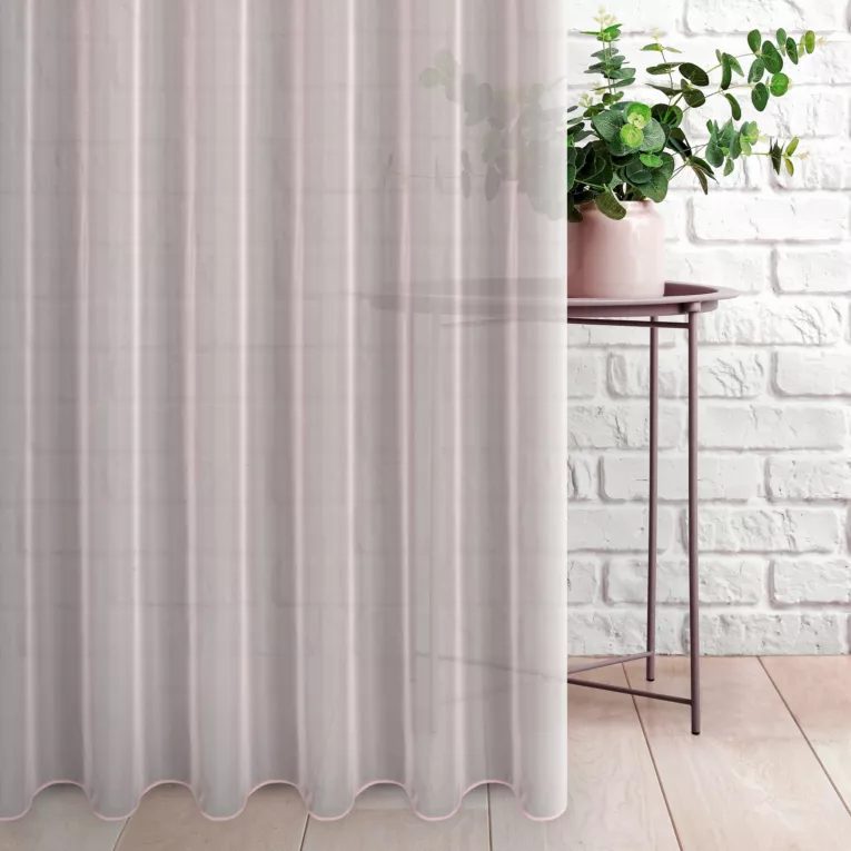 Firana szyta na taśmie 5 cm różowa z matowego jedwabiście miękkiego woalu, wykończona obciążnikiem