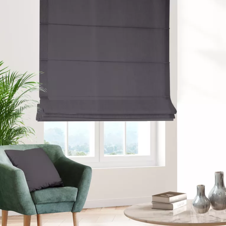 Roleta rzymska ciemnografitowa z gładkiej tkaniny zaciemniającej typu dimout wykończona obciążnikiem