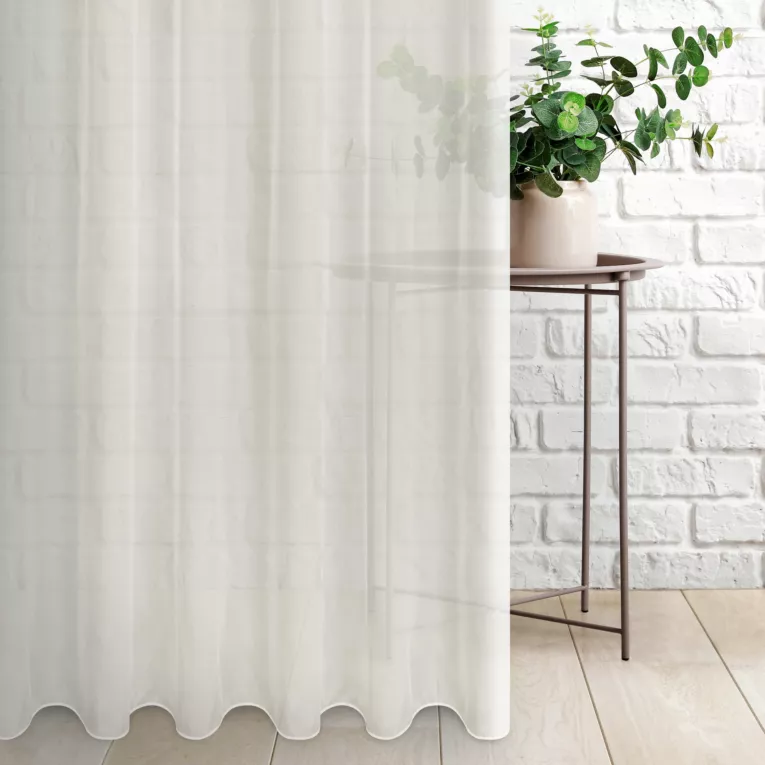 Firana szyta na taśmie 5 cm kremowa z miękkiej i połyskliwej tkaniny, wykończona obciążnikiem