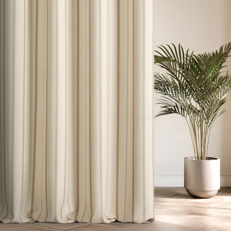 Zasłona szyta na flexach jasnobeżowa z tkaniny o jodełkowym splocie z wzorem w pasy