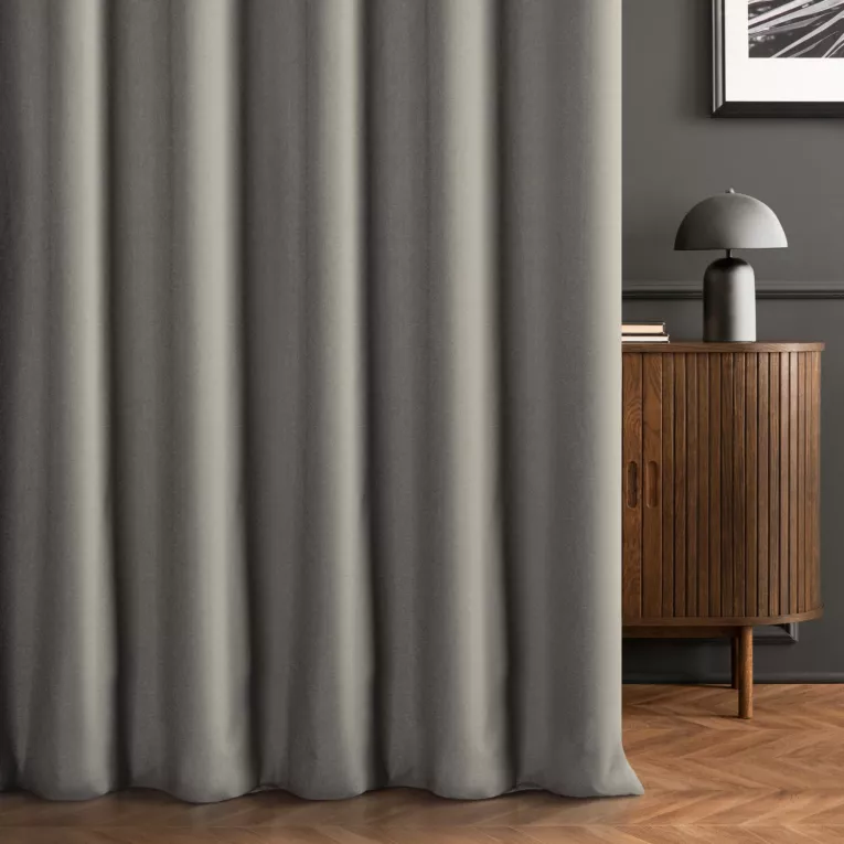 Zasłona szyta na taśmie 5 cm szara ze strukturalnej tkaniny typu blackout, zaciemniająca w 100%