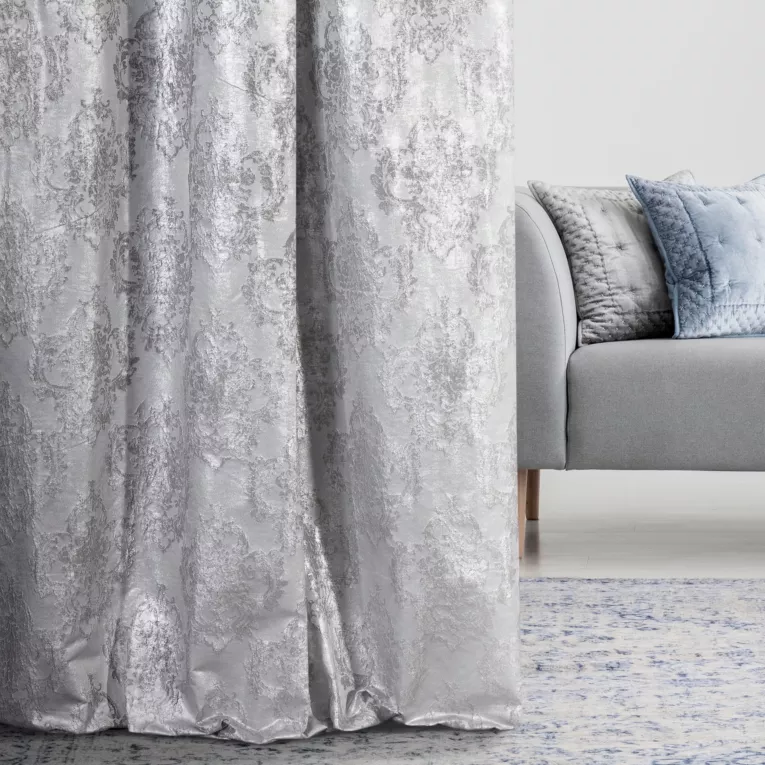 Zasłona szyta na taśmie 5 cm RICCA srebrna nowoczesna z wypukłym wzorem ornamentowym i połyskiem