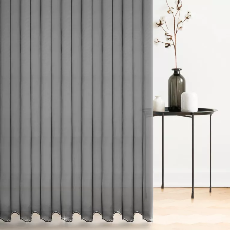 Firana szyta na taśmie 5 cm czarna z delikatnej, matowej tkaniny wykończona haftem i zdobiona kryształkami Italissima Eva Minge