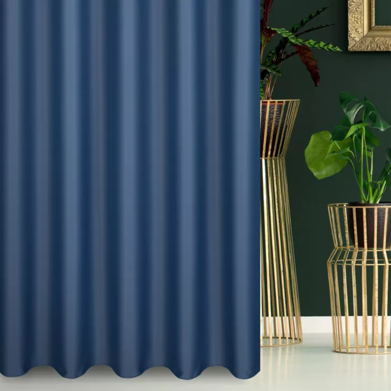 Zasłona szyta na taśmie 5 cm granatowa z gładkiej tkaniny zaciemniającej typu dimout wykończona obciążnikiem