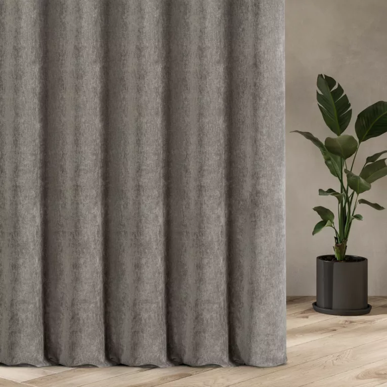 Zasłona szyta na tunelu szara z tkaniny o szenilowej strukturze