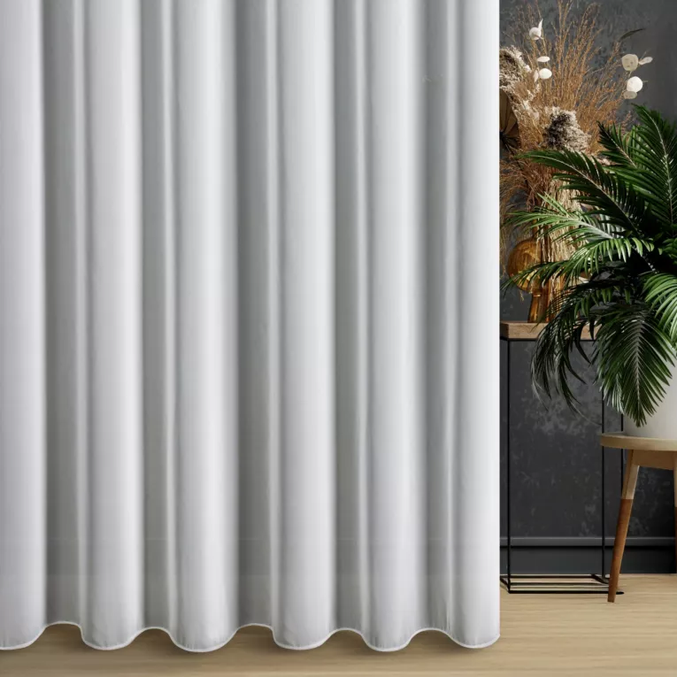Firana szyta na taśmie fala biała z delikatnej w dotyku i gęstym splocie tkaniny, wykończona obciążnikiem