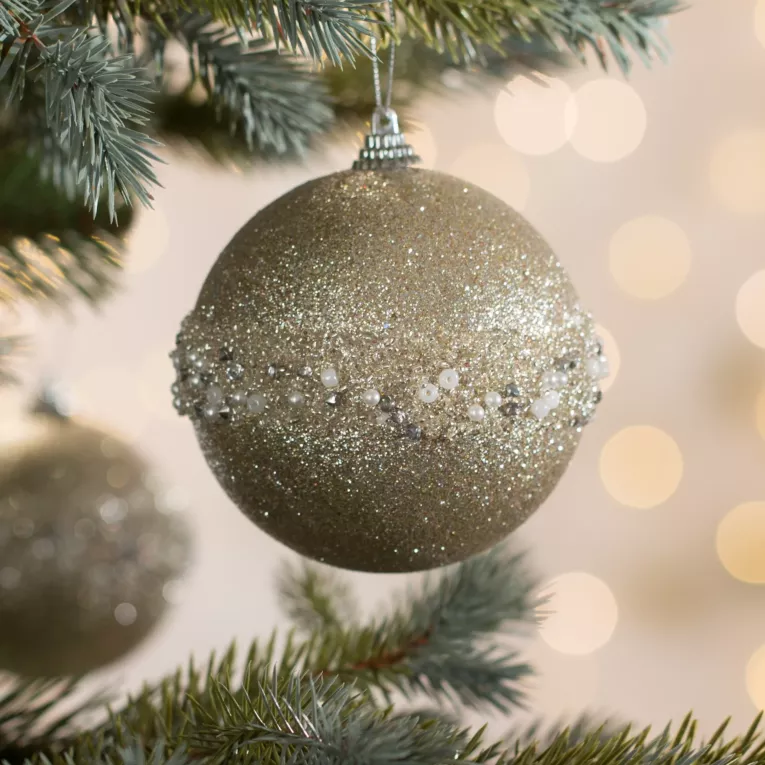 Bombka choinkowa zdobiona drobnymi koralikami