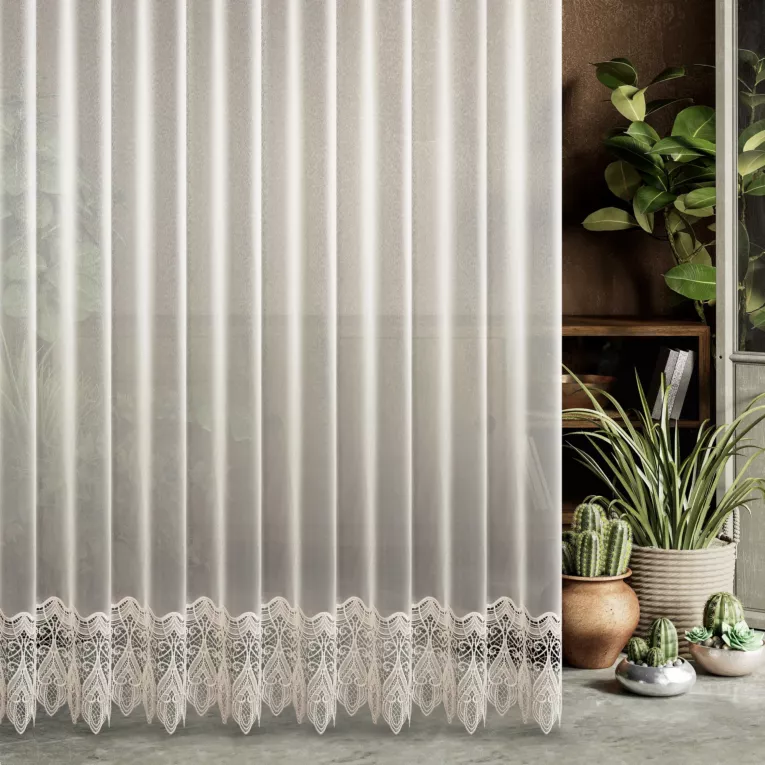 Firana szyta na taśmie 5 cm kremowa z matowej markizety ozdobionej aplikacją w duży fantazyjny wzór