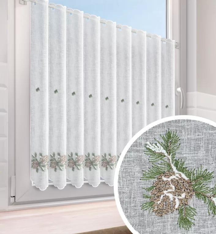Tkanina firanowa zazdrostka z etaminy zdobiona świątecznym haftem z akcentem zimowym