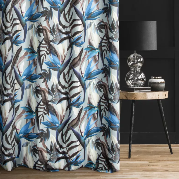 Zasłona szyta na taśmie 5 cm TROPICS srebrno granatowa z miękkiej tkaniny drukowanej w kolorowy botaniczny wzór