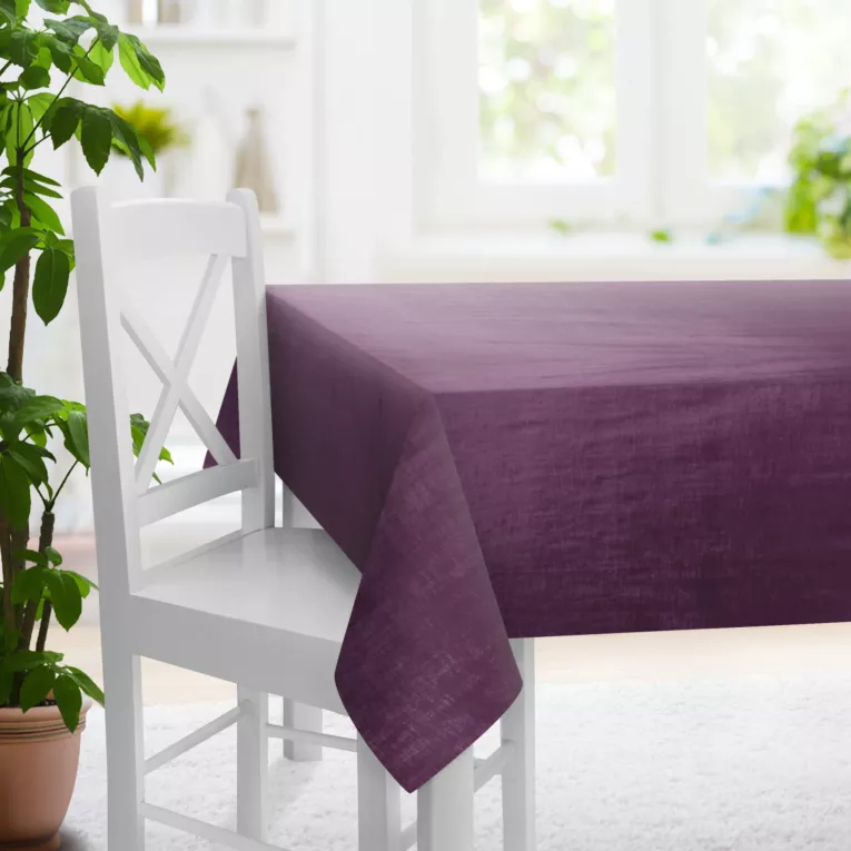 Obrus szyty SAFARI 1 jasnofioletowy z miękkiej welwetowej tkaniny z połyskiem i poziomym prążkiem