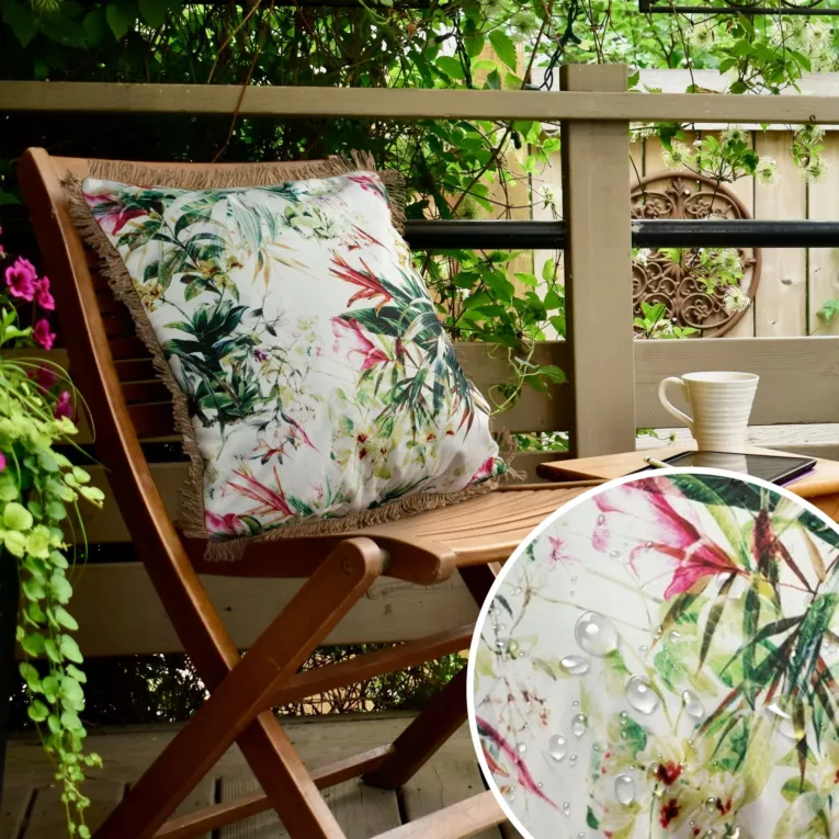 Poszewka na poduszkę 45x45 cm z tkaniny wodoodpornej biało, zielona idealna na taras oraz balkon zdobiona nadrukiem kwiatów i frędzli GARDEN