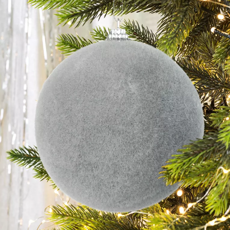 Bombka choinkowa o miękkiej i puszystej powierzchni szara