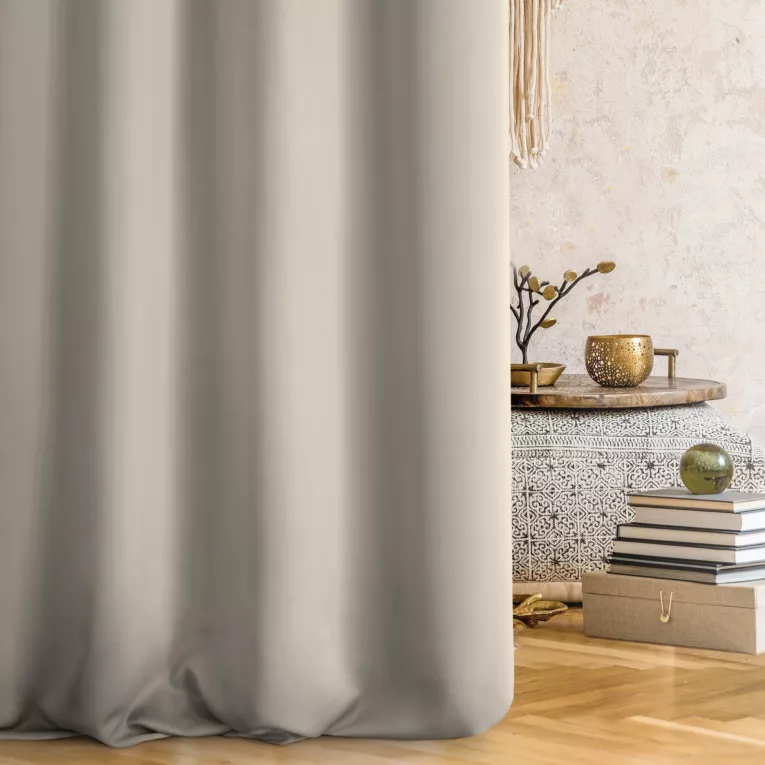 Zasłona szyta na taśmie 5 cm jasnobeżowa z gładkiej tkaniny zaciemniającej typu dimout