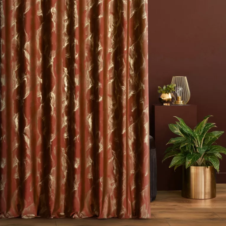 Zasłona szyta na taśmie 5 cm rudo złocista z tkaniny welwetowej ze złotym marmurkowym nadrukiem