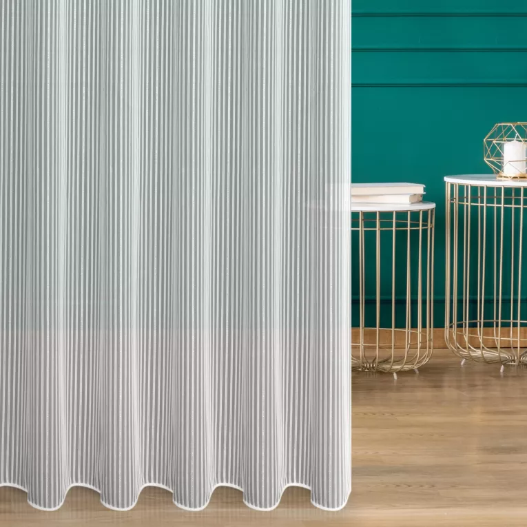 Firana szyta na taśmie 5 cm biało srebrna tkanina w cienkie pionowe pasy, zdobione połyskującą nicią w srebrnym kolorze, wykończona obciążnikiem