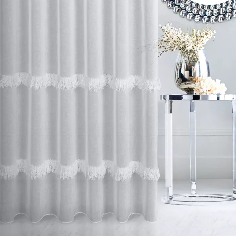 Firana szyta na przelotkach naturalna z matowej, miękkiej tkaniny ozdobionej szenilowymi frędzlami Italissima Eva Minge