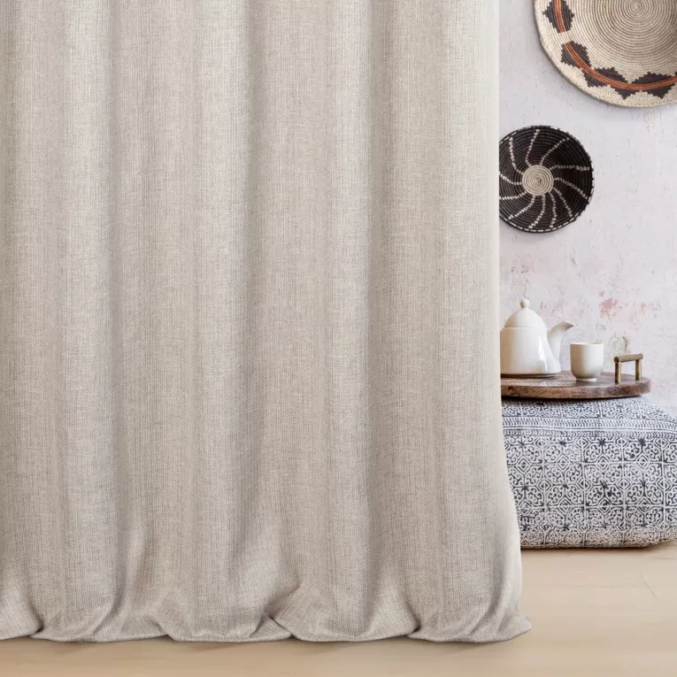 Zasłona szyta na taśmie 5 cm beżowa z matowej tkaniny o grubym splocie z efektem melanżu