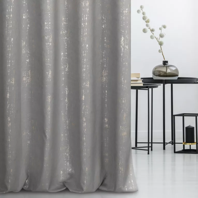 Zasłona szyta na taśmie 5 cm popielato złocista z miękkiej tkaniny o strukturze weluru z połyskliwym nadrukiem