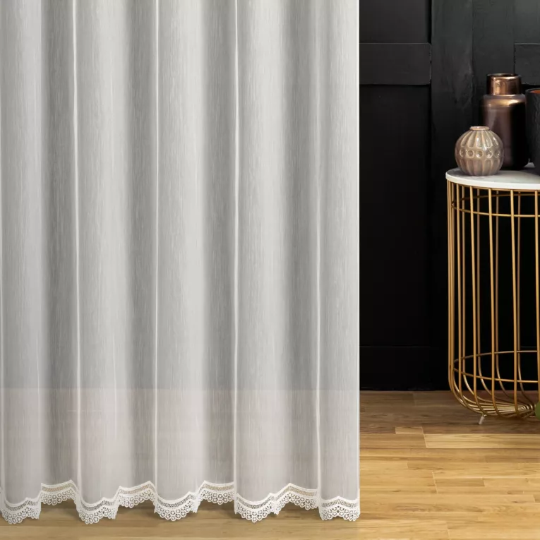 Firana szyta na taśmie 5 cm naturalna z matowej tkaniny typu aden zdobionej geometryczną aplikacją