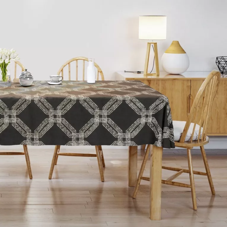 Obrus szyty czarny z tkaniny welwetowej z geometrycznym błyszczącym nadrukiem