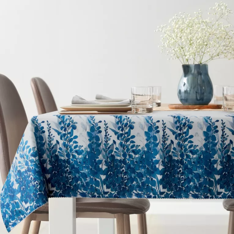 Obrus biało, niebieski 145x220 cm zdobiony na brzegach roślinnym wzorem - INES 14